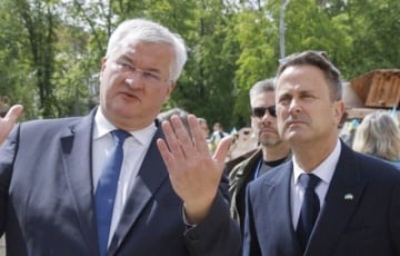 Глава МИД Люксембурга с разбега обнял украинского коллегу